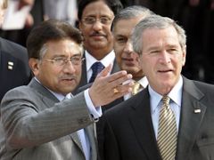 Pákistánský prezident Parvíz Mušaraf je strategickým spojencem USA v boji proti mezinárodnímu terorismu. Doma je stále méně populární.