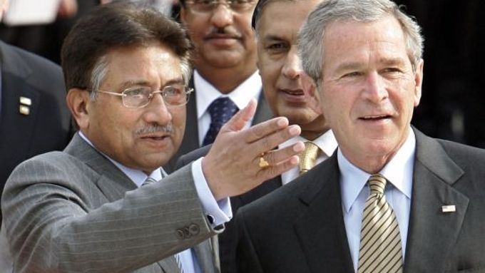 Parvíz Mušaraf se svým americkým protějškem Georgem Bushem