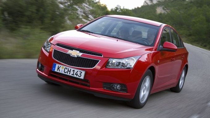 Chevrolet Cruze, cena: 320 - 470 tis  Motor: 1,6 16V EmiseCO2: 169,5 g/km Šrotovné: NE  Motor: 2,0 VCDi Emise CO2: 149 g/km Šrotovné: ANO