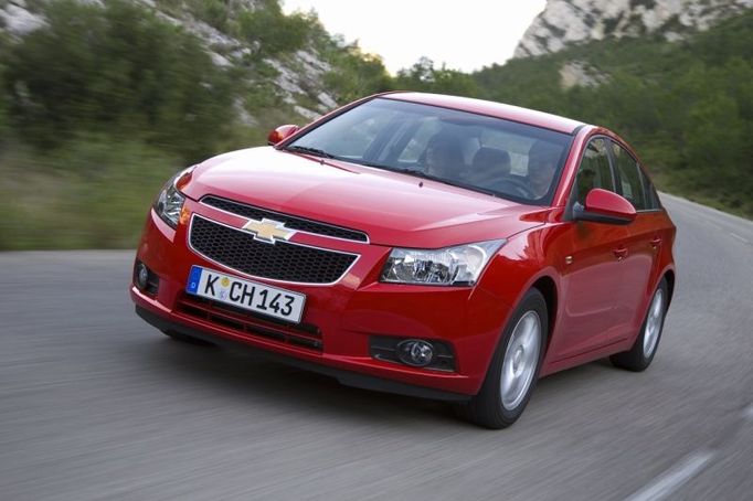 Chevrolet Cruze, cena: 320 - 470 tis  Motor: 1,6 16V EmiseCO2: 169,5 g/km Šrotovné: NE  Motor: 2,0 VCDi Emise CO2: 149 g/km Šrotovné: ANO