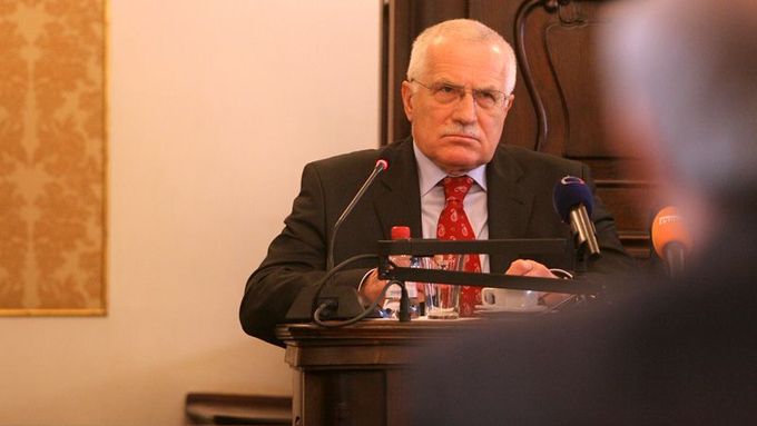 Václav Klaus naslouchá dotazům ze strany ČSSD.