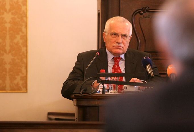 Václav Klaus naslouchá dotazům ze strany ČSSD.