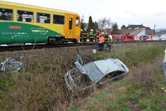 Při střetu auta s vlakem zahynul na Českobudějovicku mladík