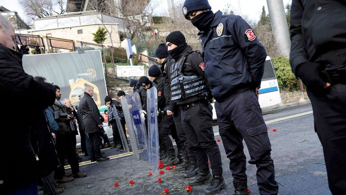 Policisté u istanbulského klubu Reina, kde po střelbě zemřelo 39 lidí.