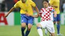 Brazilec Kaká (vlevo) se snaží utéct Niko Kovačovi z Chorvatska.