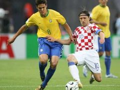 Brazilec Kaká (vlevo) se snaží utéct Niko Kovačovi z Chorvatska.