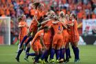 Nizozemky ovládly fotbalové Euro. Ve finále otočily zápas proti Dánkám