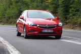 Opel Astra 1.4 ve výbavě Enjoy - 351 900 Kč. Jde o druhý stupeň výbavy s klimatizací nebo LED pro denní svícení.