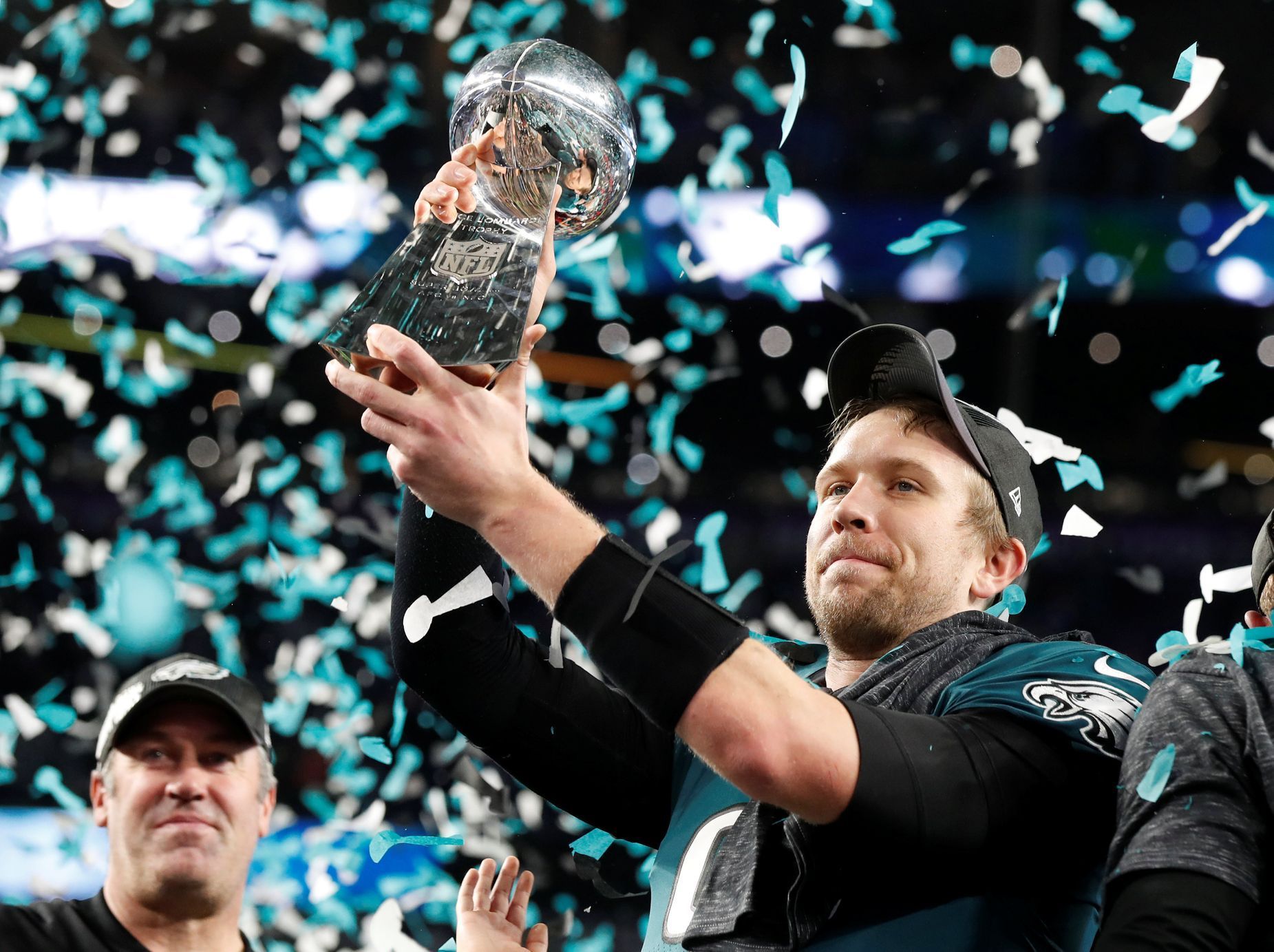 Quarterback Philadelphie Eagles Nick Foles s trofejí pro vítěze Super Bowlu