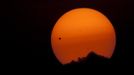 The planet Venus makes its transit across the Sun as seen from Kathmandu June 6, 2012. Venus made a slow transit across the face of the sun on Tuesday, the last such passing that will be visible from Earth for 105 years. REUTERS/Navesh Chitrakar (NEPAL - Tags: ENVIRONMENT SOCIETY) Published: Čer. 6, 2012, 3:15 dop.