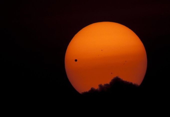 The planet Venus makes its transit across the Sun as seen from Kathmandu June 6, 2012. Venus made a slow transit across the face of the sun on Tuesday, the last such passing that will be visible from Earth for 105 years. REUTERS/Navesh Chitrakar (NEPAL - Tags: ENVIRONMENT SOCIETY) Published: Čer. 6, 2012, 3:15 dop.