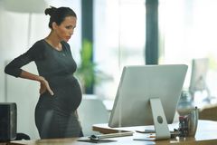 Ženy s vyššími příjmy mají získat lepší mateřskou než dosud, chce TOP 09. Rozhodnou poslanci
