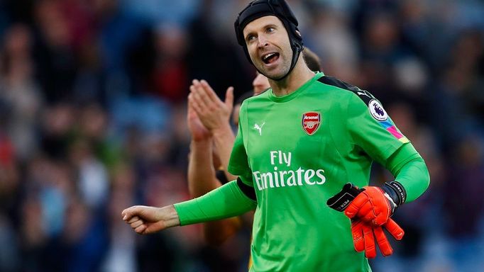 Petr Čech se raduje z výhry Arsenalu v Burnley