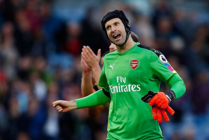 Petr Čech se raduje z výhry Arsenalu v Burnley