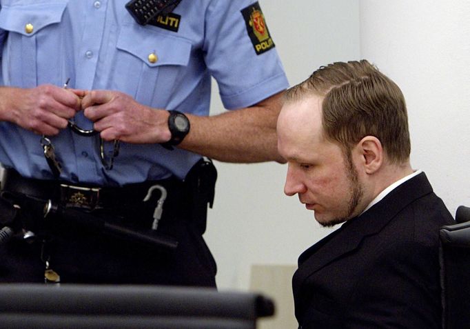 Anders Breivik u soudu.