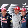 Vítězná trojice. Jenson Button ve společnosti Marka Webbera a Sebastiana Vettela