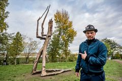 Samorost, který se modlí. Kintera má na Štvanici novou obří sochu, pokřtil ji pivem