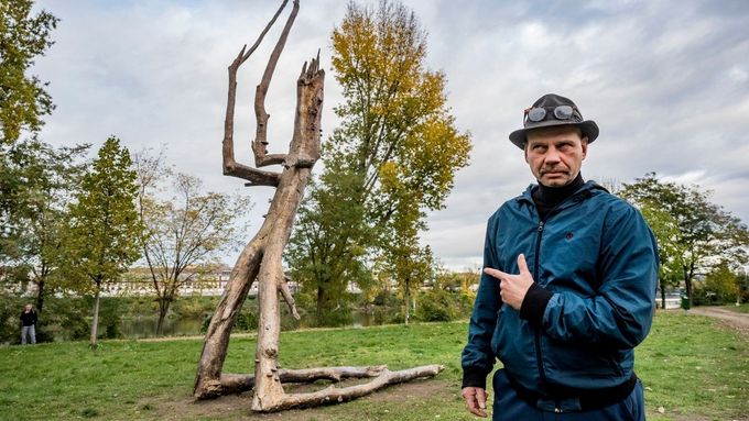 Slavnostní odhalení sochy Praying Wood umělce Krištofa Kintery 21. října 2025 na pražském ostrově Štvanice.