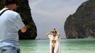 Thajská zátoka Maya Bay, kde turisté pozorují žraloky černoploutvé.