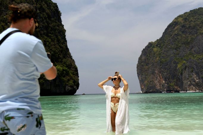 Thajská zátoka Maya Bay, kde turisté pozorují žraloky černoploutvé.