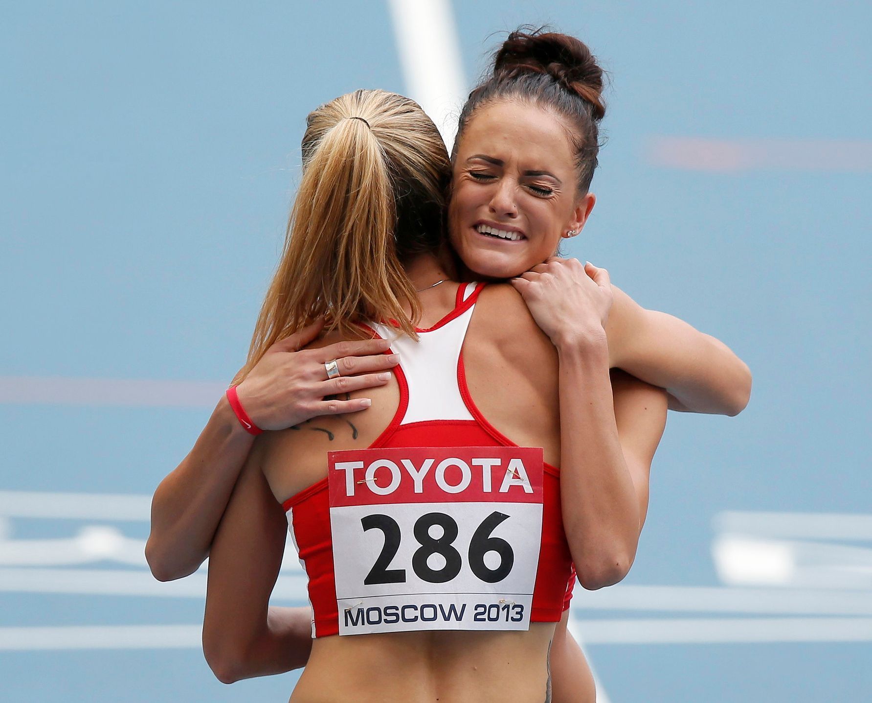 MS v atletice 2013, 400 m př. - rozběh: Denisa Rosolová (286) a Georganne Molineová