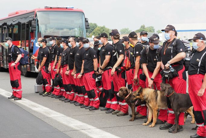 Tým, který pomáhal s hledáním lidí v troskách po výbuchu v bejrútském přístavu z minulého týdne, přiletěl 11. srpna na kbelské letiště.