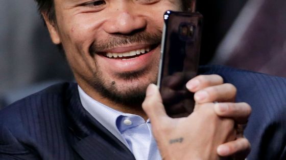 Na tiskové konferenci před boxerským "Zápasem století" panovala dobrá nálada, Manny Pacquiao si našel čas i na selfie.