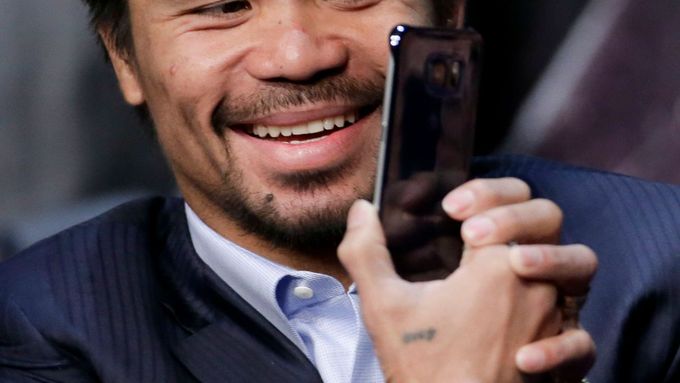 Na tiskové konferenci před boxerským "Zápasem století" panovala dobrá nálada, Manny Pacquiao si našel čas i na selfie.