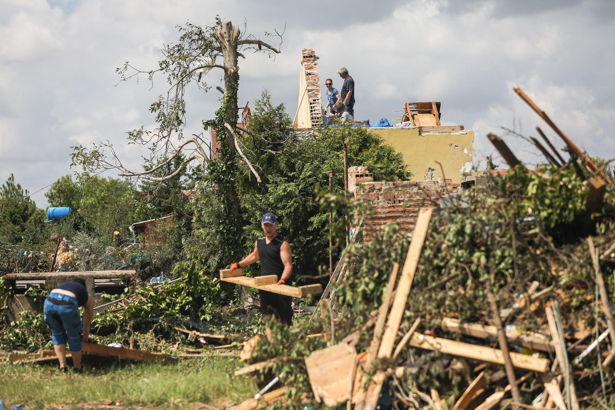 Tornádo na Hodonínsku - poničené stromy, ničivé následky, obce Lužice, Mikulčice, Moravská Nová Ves a Hrušky