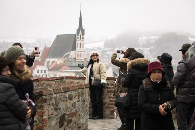 Turisté v Českém Krumlově v České republice. Ilustrační snímek z roku 2022