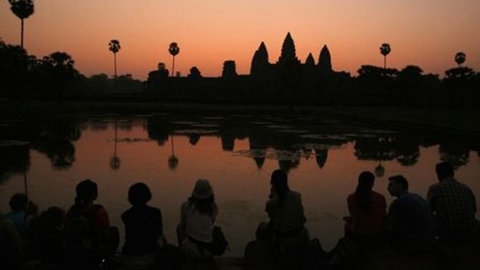 Turisté čekají na východ slunce ve slavném chrámu Angkor Wat v Kambodži.