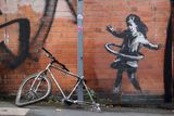 Na podzim se objevilo nové Banksyho graffiti také v anglickém Nottinghamu. Součástí obrazu malé dívky s úzkou pneumatikou kolem pasu místo taneční obruče, který nasprejoval na zeď poblíž salonu krásy, bylo i jízdní kolo, ze kterého si dívka cyklistický plášť pomyslně vypůjčila. V listopadu ale nepojízdný bicykl někdo ukradl.