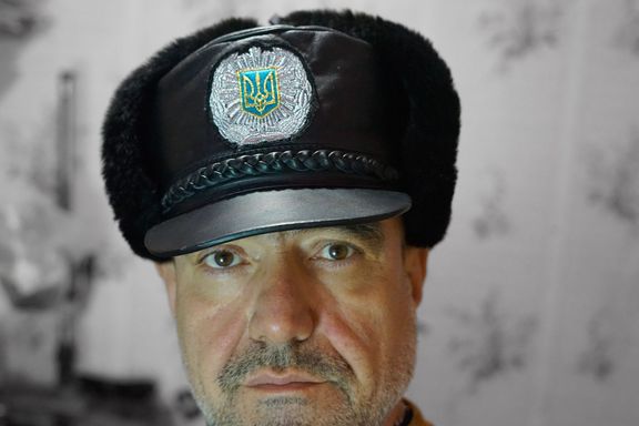 Na rozloučenou mi můj hostitel daroval nádhernou policejní ušanku z pravé kůže s teplým kožíškem z neidentifikovatelného zvířete.