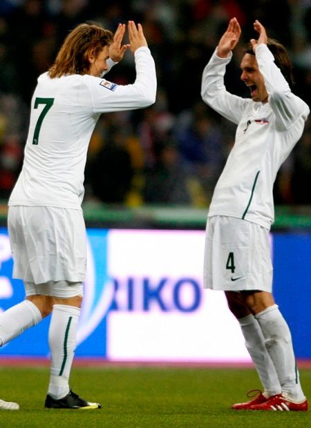 Nejc Pečnik a Marko Šuler se radují z gólu Slovinska v utkání s Ruskem.