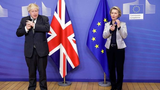 Britský premiér Boris Johnson a šéfka Evropské komise Ursula von der Leyenová schůzce v Bruselu. Média ji nazvala jako "poslední večeři".