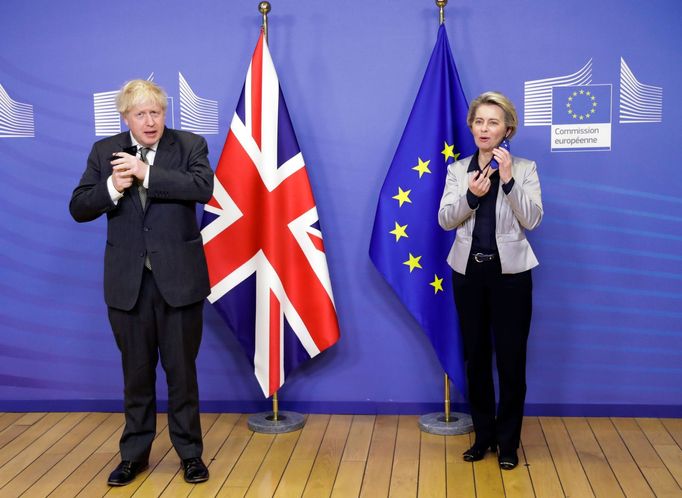 Britský premiér Boris Johnson a šéfka Evropské komise Ursula von der Leyenová schůzce v Bruselu. Média ji nazvala jako "poslední večeři".