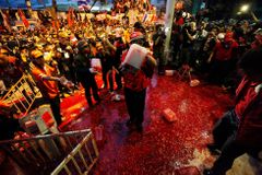 Demonstranti lijí litry krve na vládní budovy v Thajsku