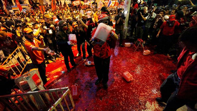 Krev před sídlem Demokratické strany v Bangkoku