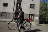 Pětačtyřicetiletý Bony (říkejme mu tak) sedá denně na kolo, aby očíhnul, co němečtí sousedi už nebudou potřebovat.