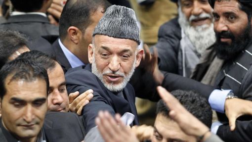 Afghánský prezident Hamíd Karzáí odjíždí z jednání Velké rady. (24. listopadu 2013)