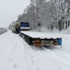 Řidič kamionu ztratil náklad na dálnici D2