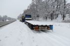 Řidič kamionu zjistil, že při jízdě ztratil betonové panely o hmotnosti více než jeden a půl tuny.
