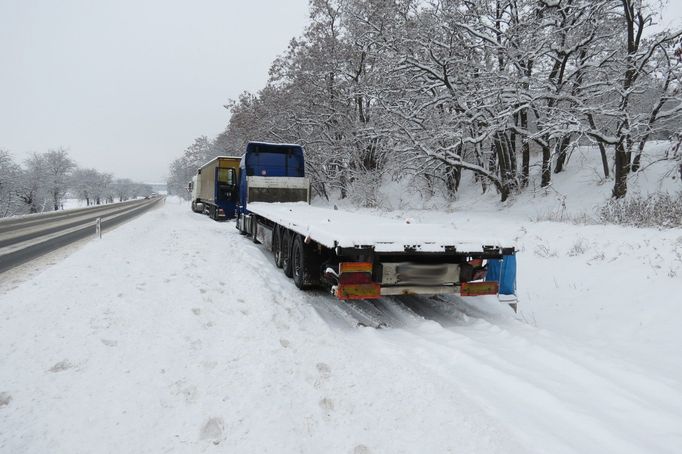 Řidič kamionu ztratil náklad na dálnici D2