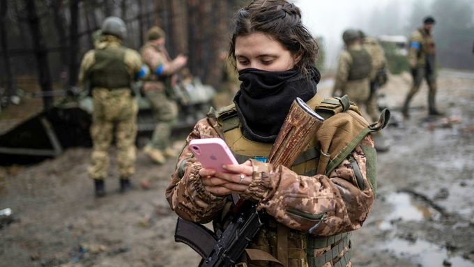 Ukrajinští vojáci a vojačky bojují za nás. To je dnes axiom.