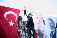 Turecko stupňuje tlak na opozici, soud vydal další zatykač na vězněného starostu