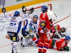 Fin Kalle Sahlstedt střílí české reprezentaci gól ve druhé třetině utkání Channel One Cupu.