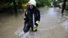 Hasič se brodí ulicí obce Miskolc, která leží 180 km od Budapešti. Paseku nadělala jindy nevýznamná říčka Szinva.