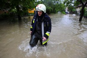 První snímky: Velká voda ohrožuje i Slovensko, Polsko a Maďarsko