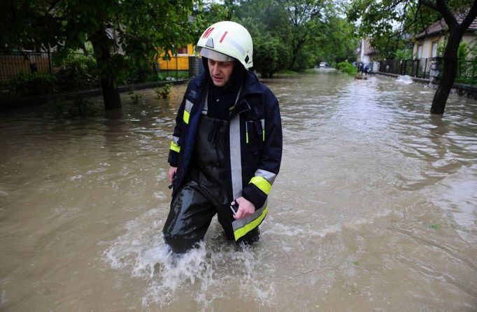 Hasič se brodí ulicí obce Miskolc, která leží 180 km od Budapešti. Paseku nadělala jindy nevýznamná říčka Szinva.