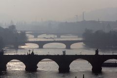 V Praze, středních Čechách a Ústeckém kraji platí smogová situace, stav se dále zhoršuje